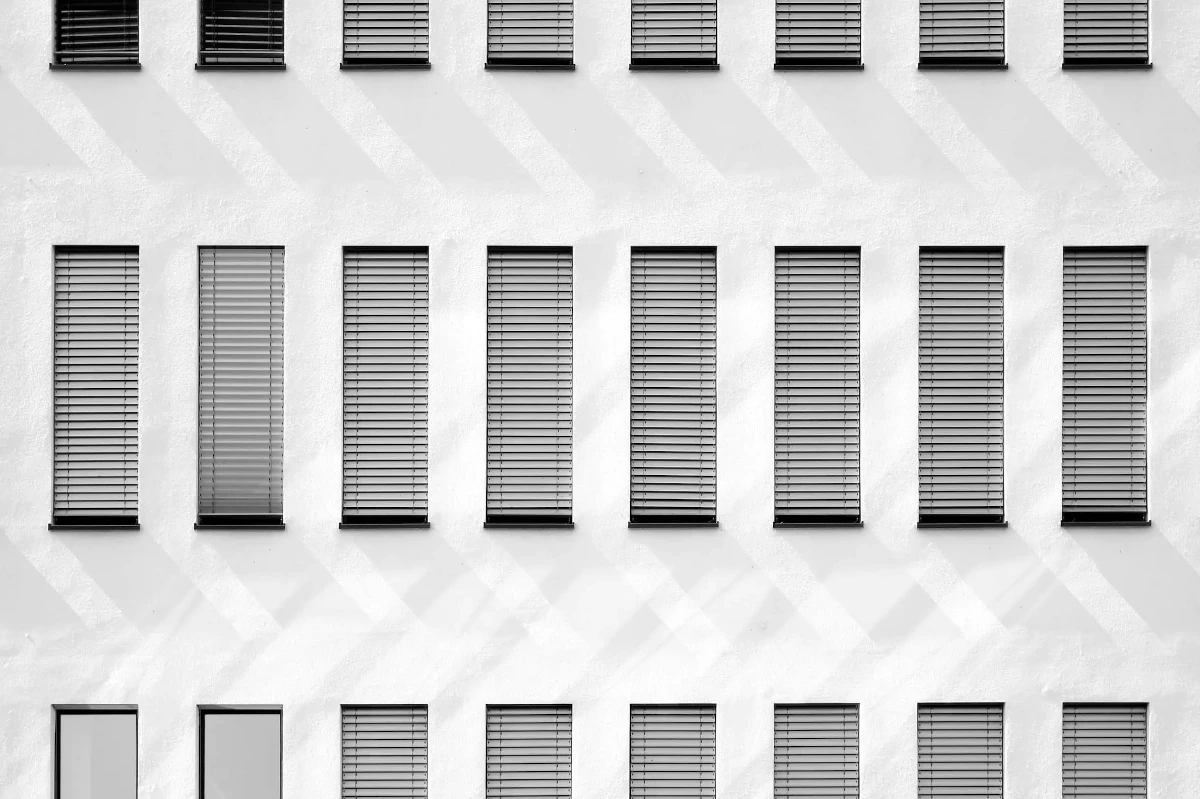 建物の窓が並ぶ写真